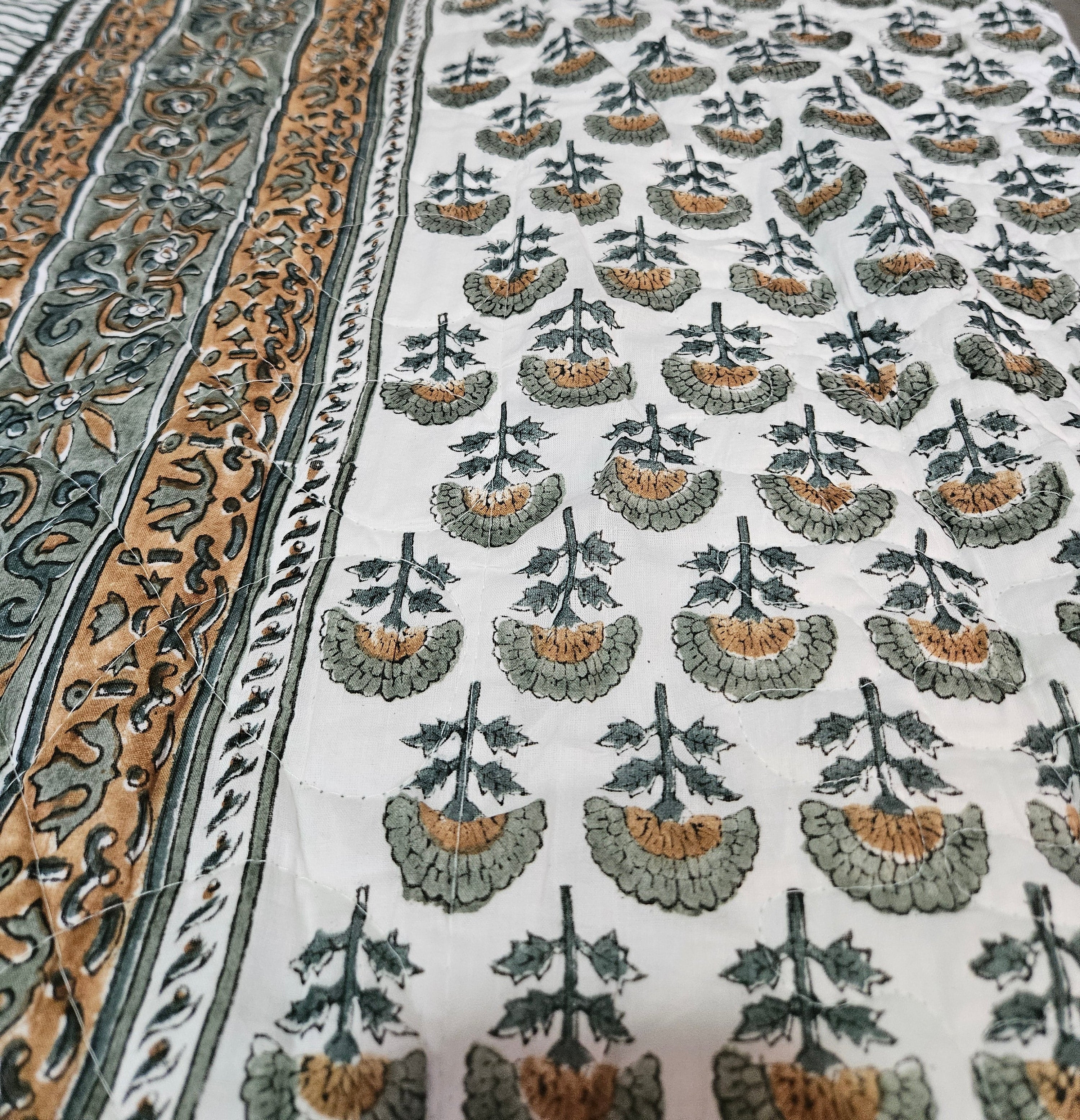 Handblock Comforter (White-Brown)