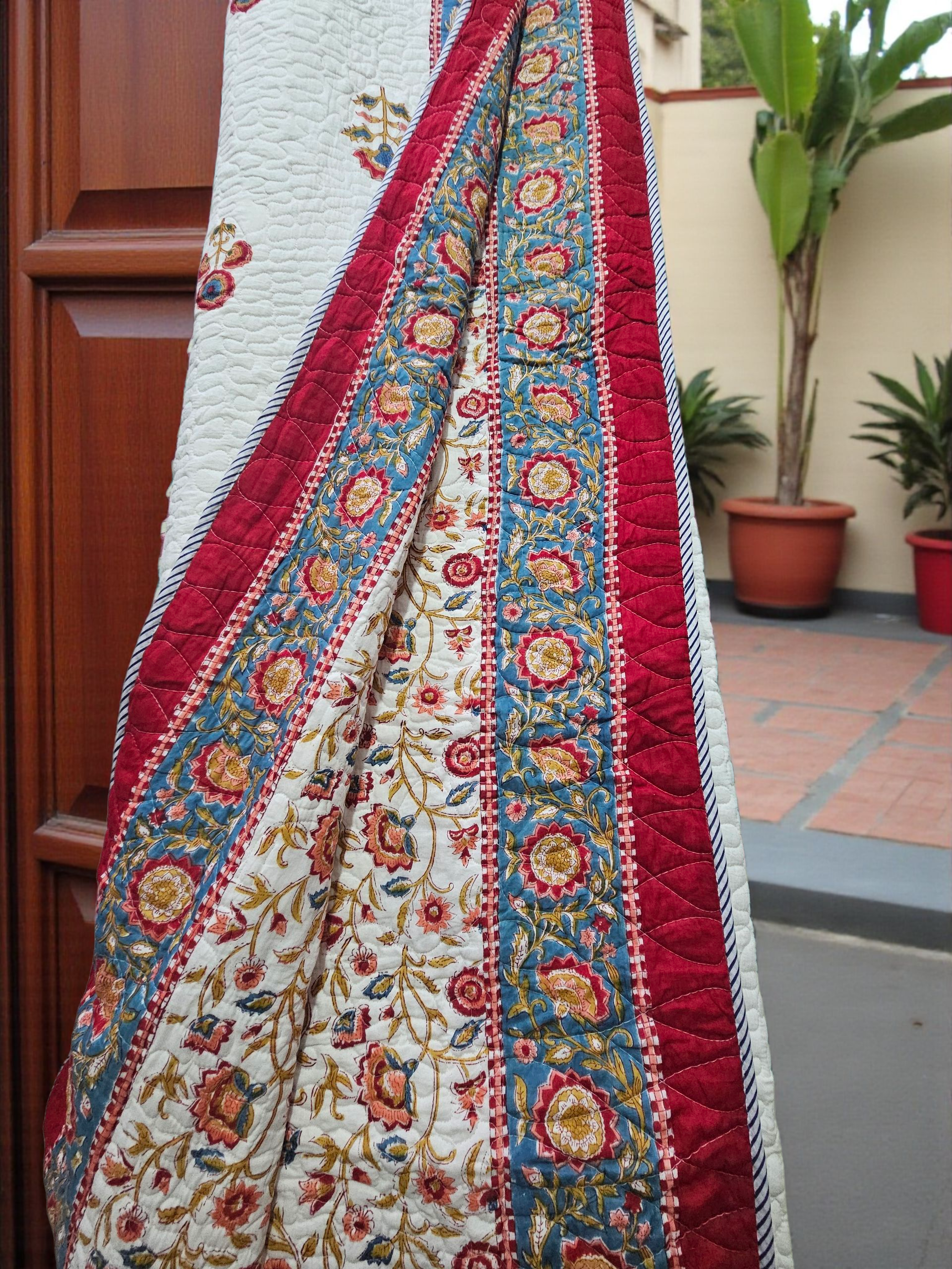 Handblock Comforter (White-Red)